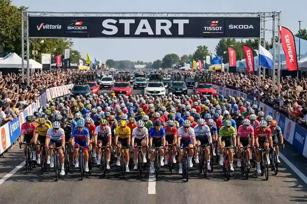 Gruppo di ciclisti alla partenza di un grande giro ciclistico