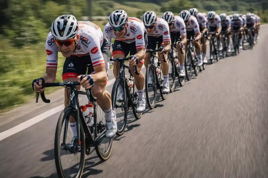 Squadra ciclistica professionale in azione durante una corsa