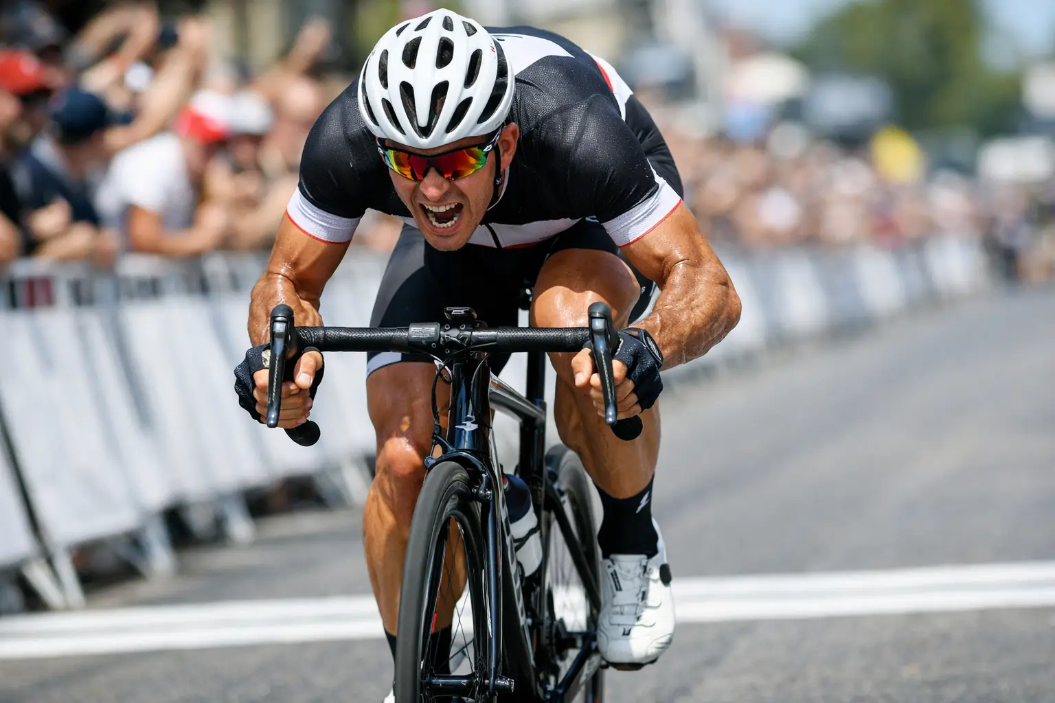 Velocista ciclista in azione durante uno sprint finale